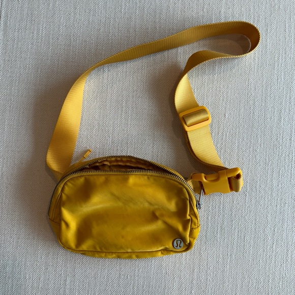 NWOT Lululemon Everywhere Belt Bag - Picture 1 of 3